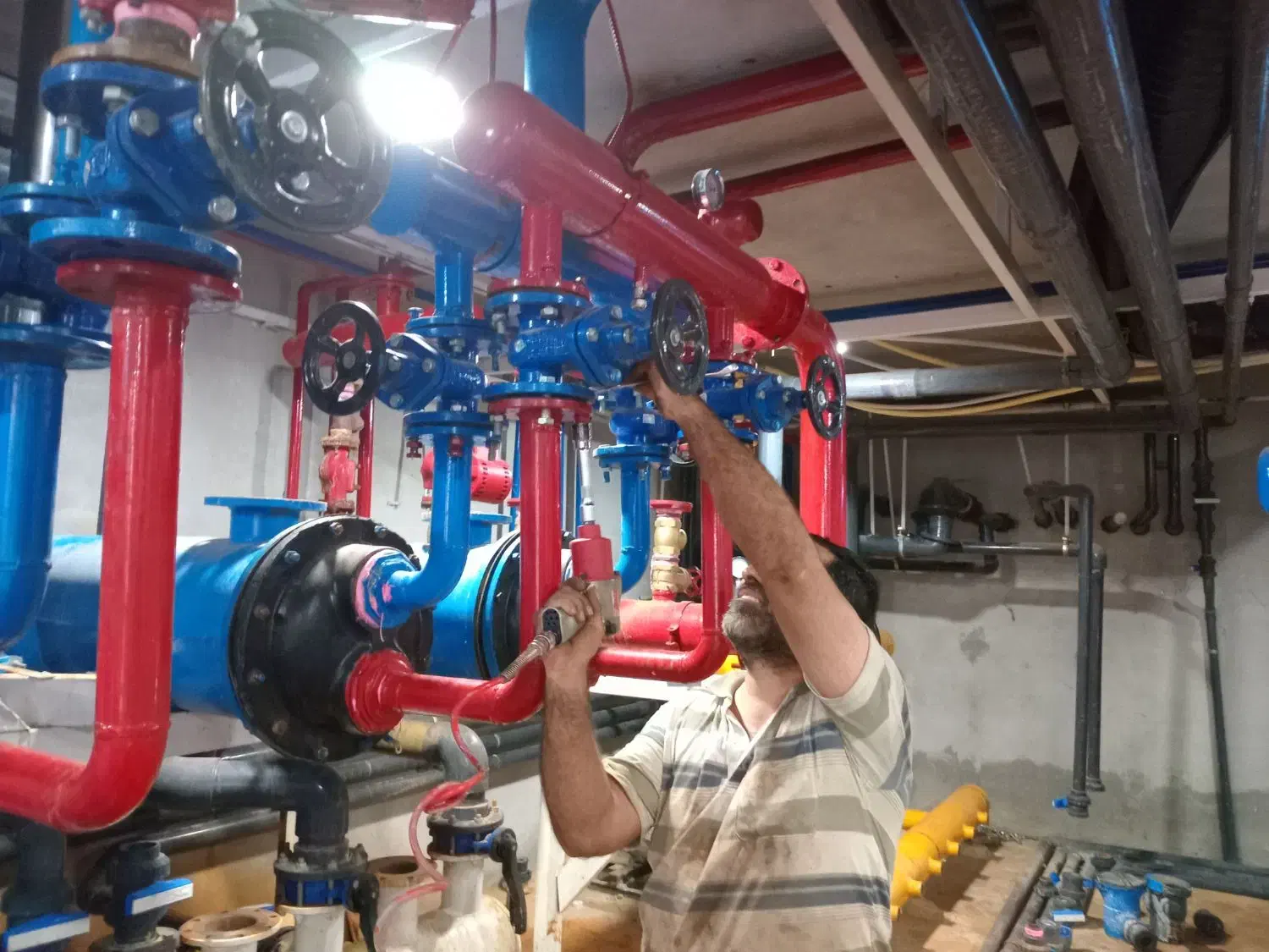 تعمیرموتورخانه چیلراستخرسوناجکوزی ژنراتوربرق صنعتی|خدمات پیشه و مهارت|شیراز, ریشمک|دیوار