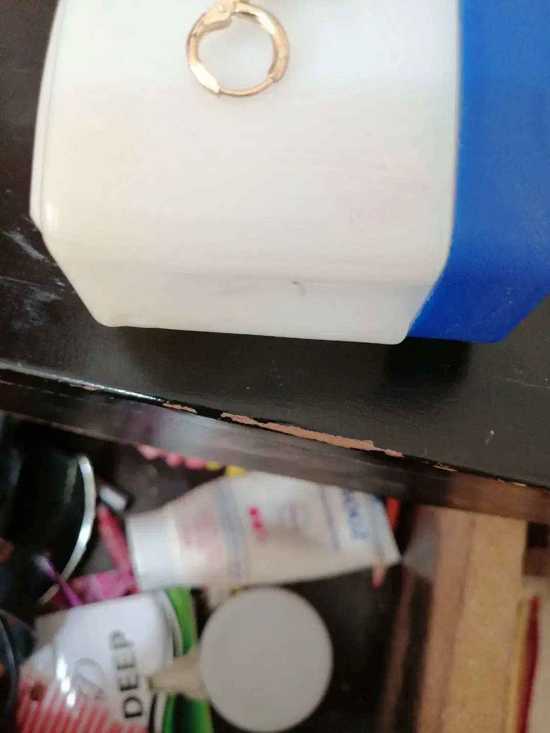 یک عددگوشواره گمشده|جواهرات|میانه, |دیوار