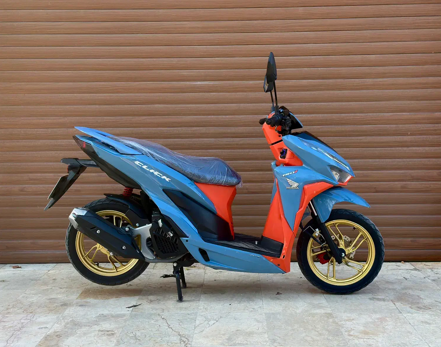 کلیک کویر s2 مدل 1401|موتورسیکلت|ساری, |دیوار