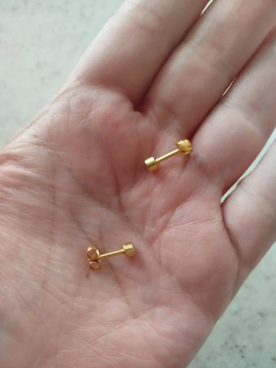 یک عدد گوشواره میخی|بدلیجات|گلبهار, شهر جدید گلبهار|دیوار