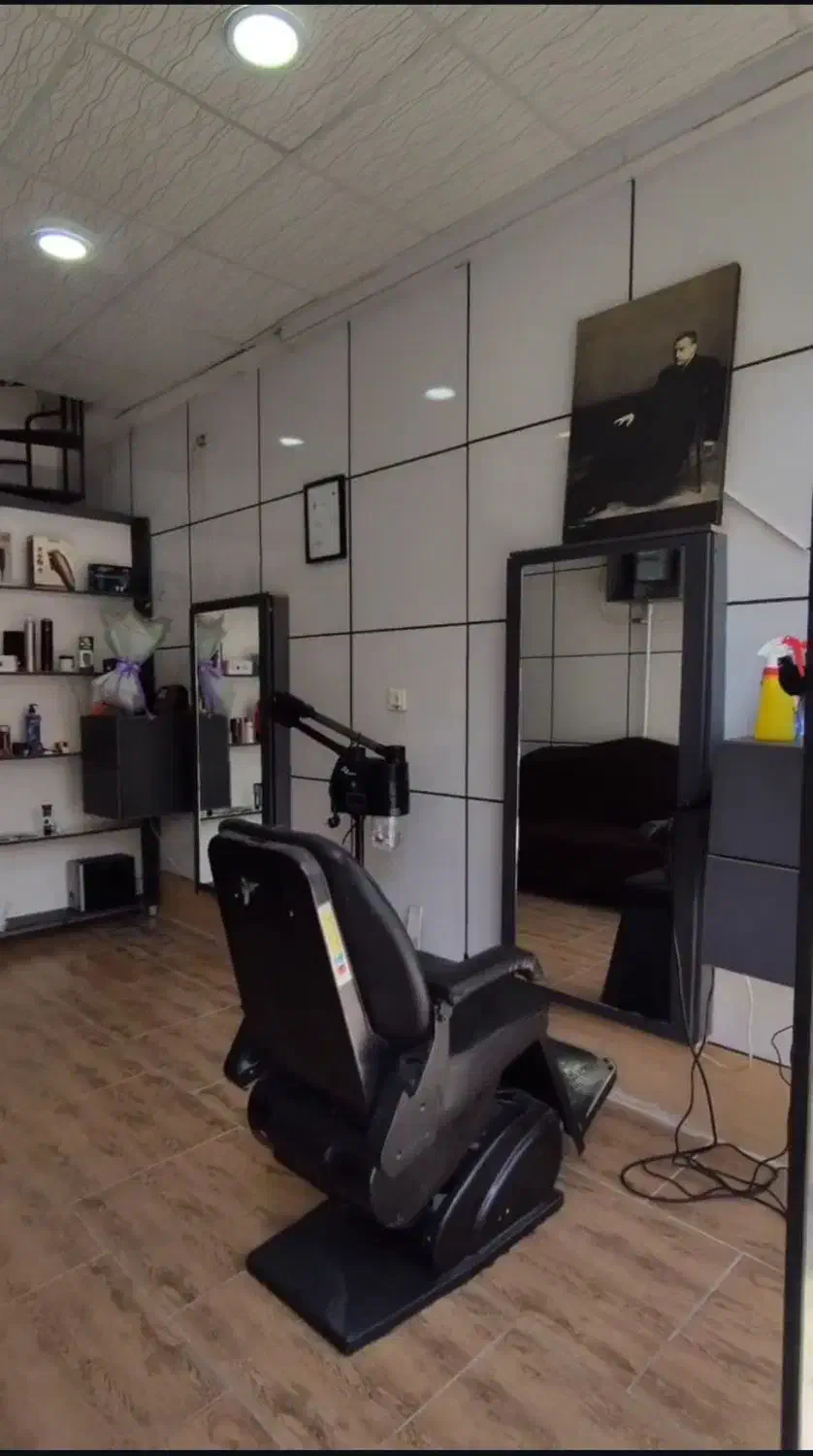 مبل چرم همراه با میز عسلی  و دکور ارایشگاه مردانه|آرایشگاه و سالن‌های زیبایی|الوند, |دیوار