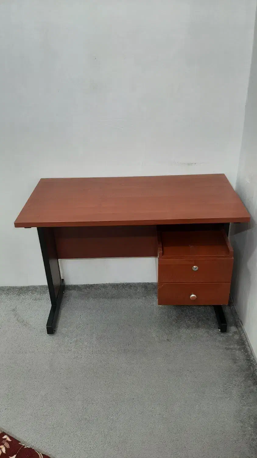 میز تحریر|میز تحریر و کامپیوتر|ری, علایین|دیوار