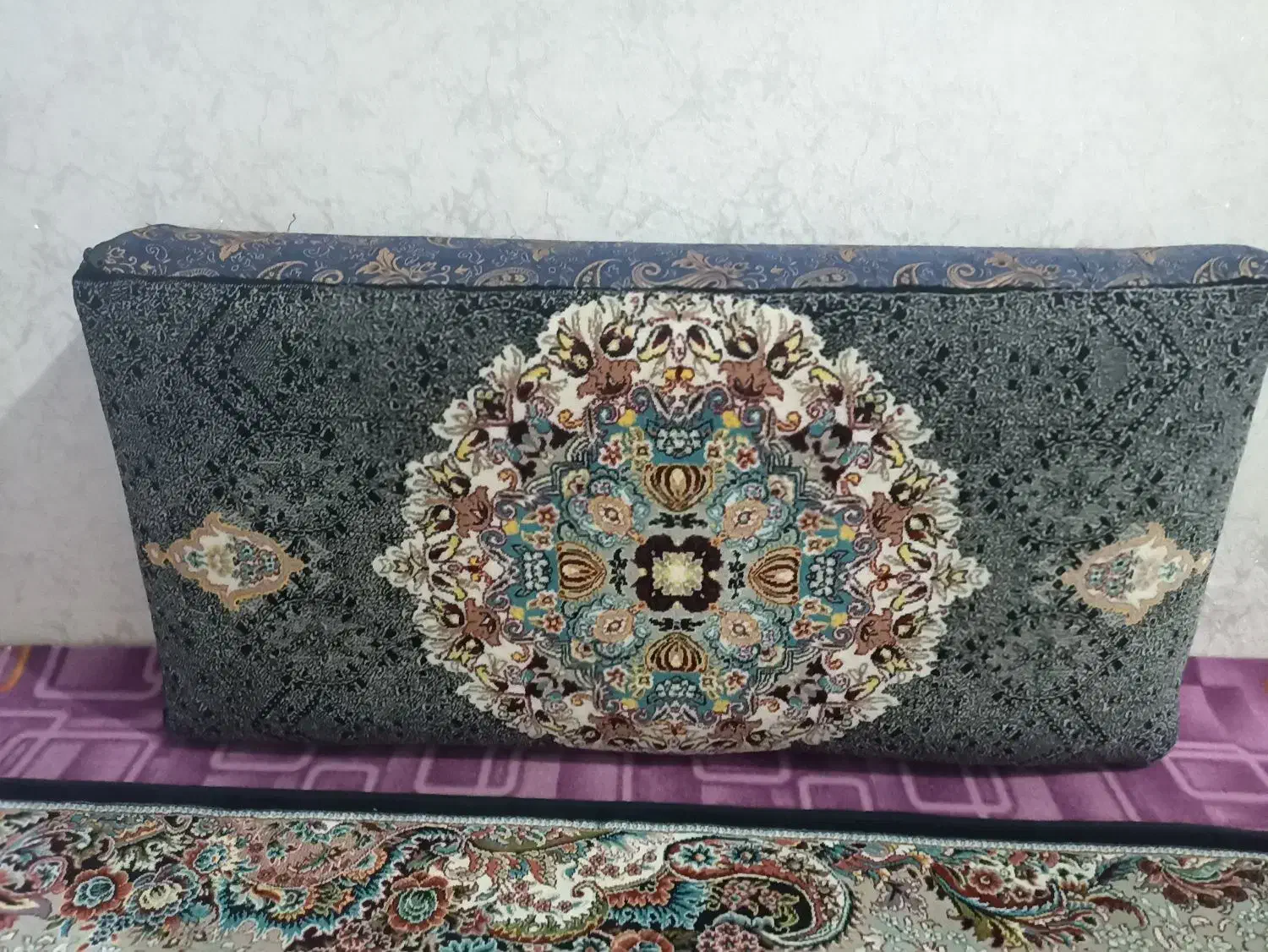 پشتی|پشتی|گلستان (تهران), |دیوار