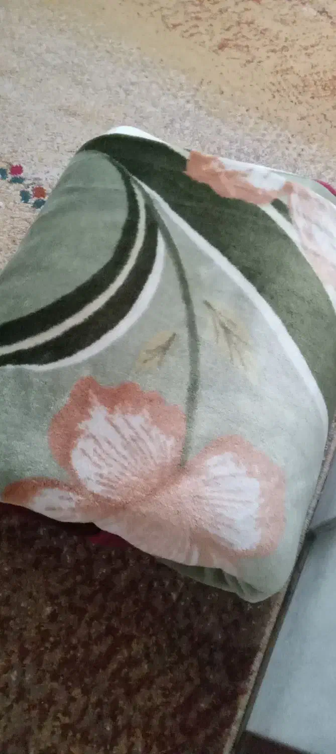 دوتا پتو  یکی گلبافت دونفره و یکی یکنفره معمولی|رختخواب، بالش، پتو|تهران, افسریه جنوبی|دیوار