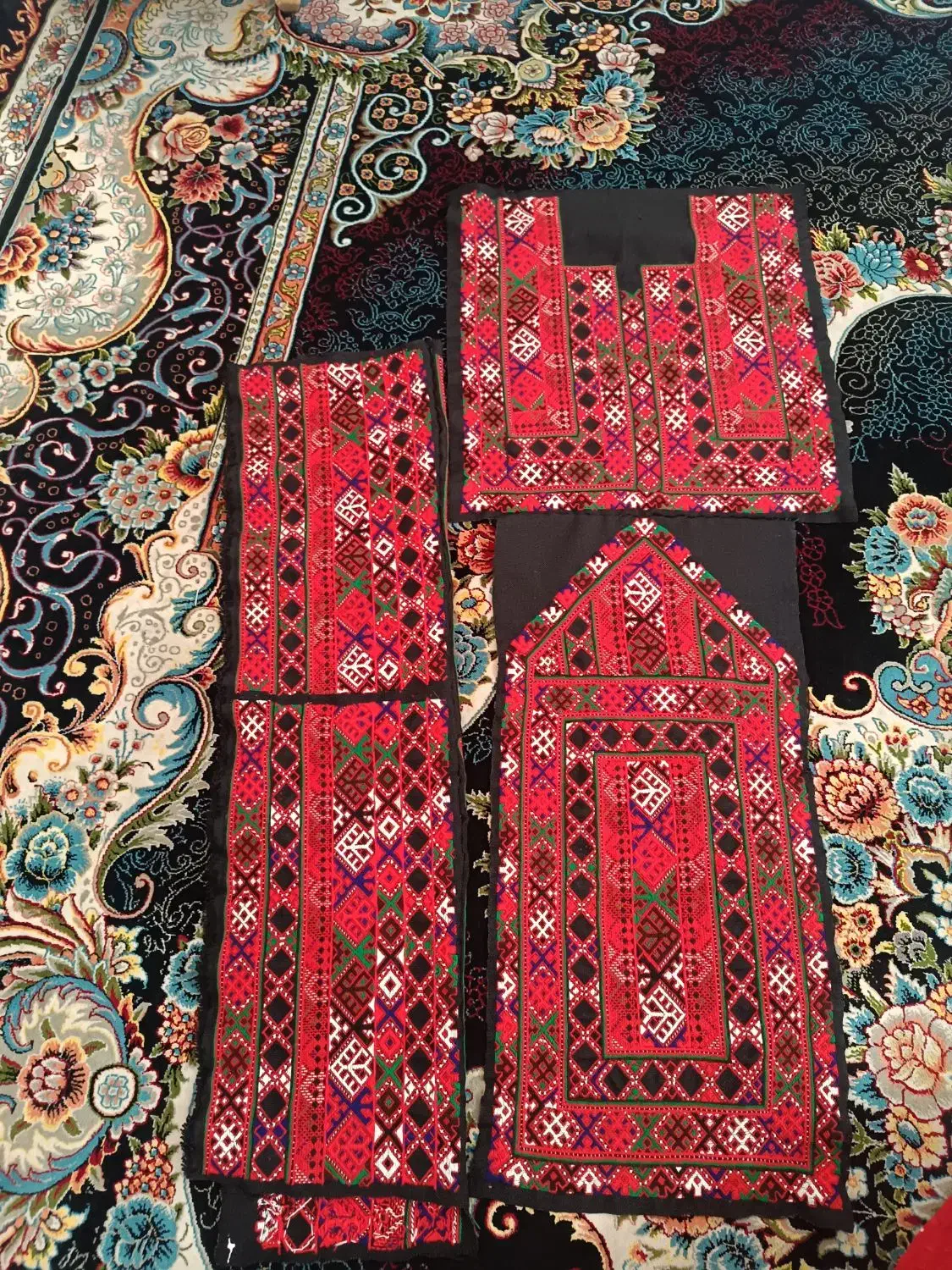 خیاطی بلوچی دست دوز|لباس|حمیدیا, |دیوار