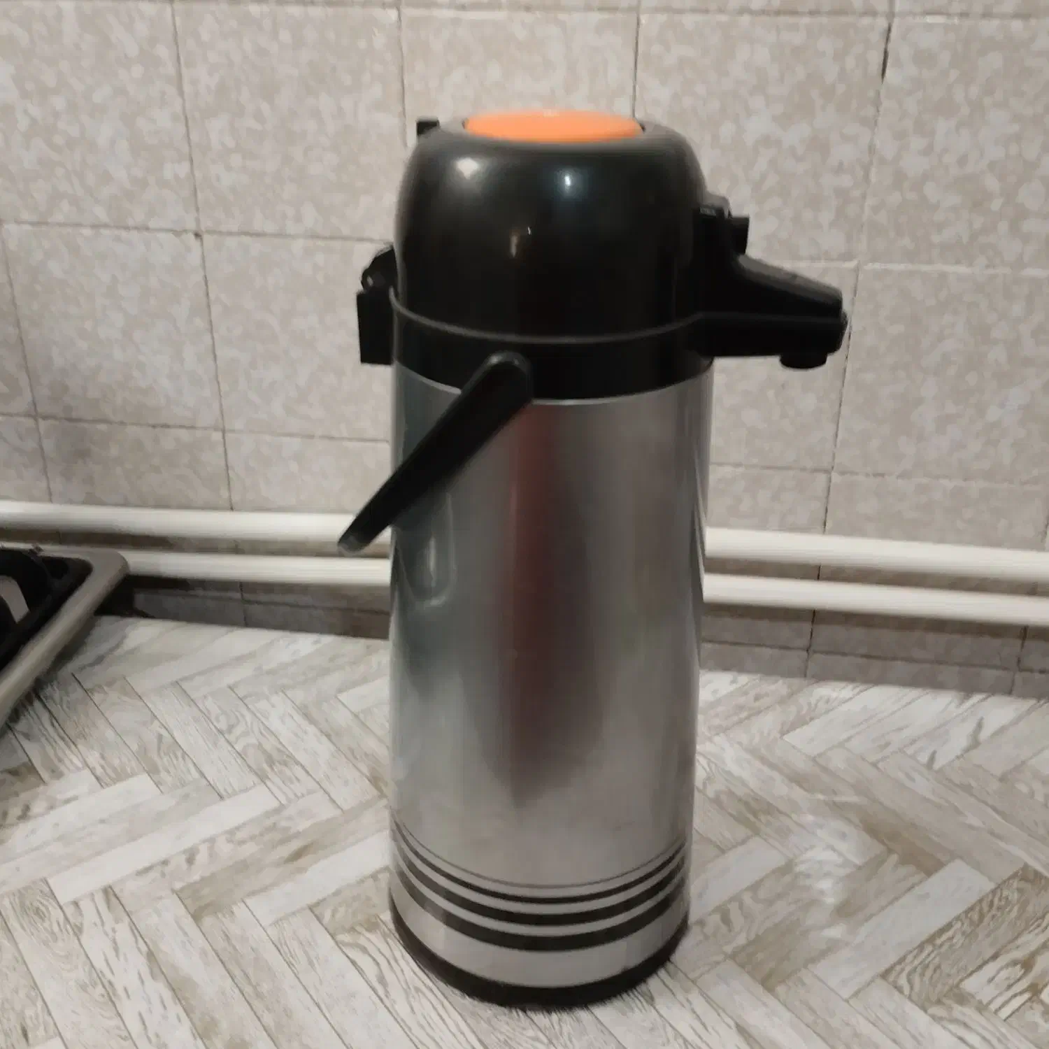 فلاسک چای و سبد حصیری|ظروف نگهدارنده، پلاستیکی، یکبارمصرف|فرمهین, |دیوار