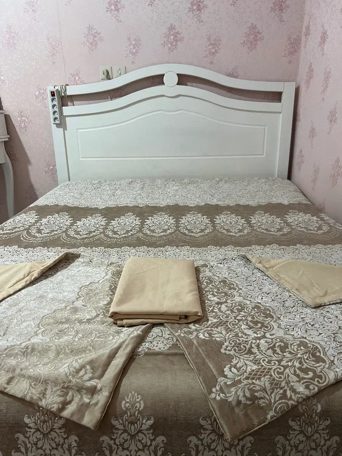 روتختی عروس|سرویس روتختی|قم, باغ شازده|دیوار