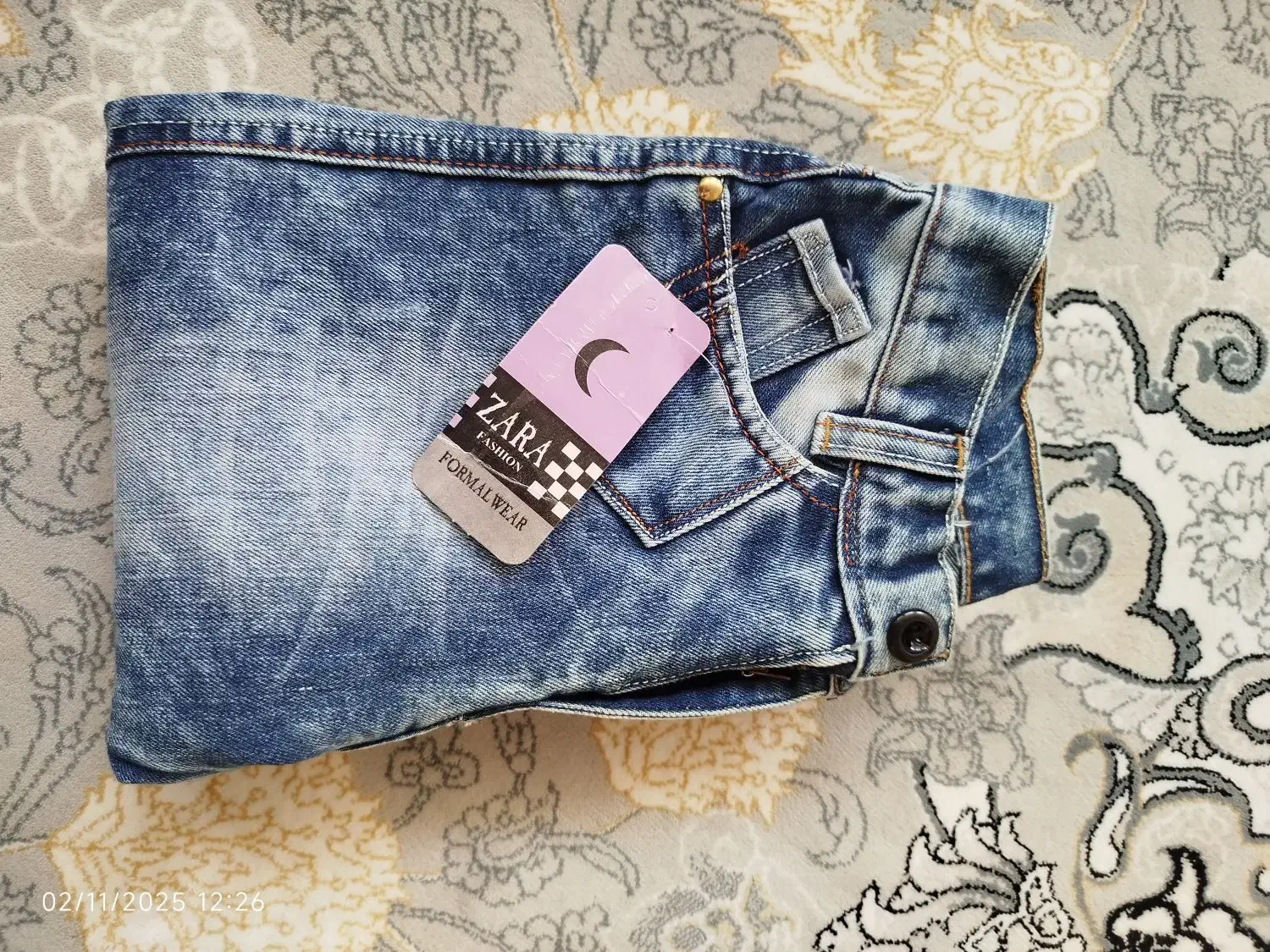 شلوار لی و سوشرت یا کاپشن|لباس|قم, دروازه چوبی|دیوار