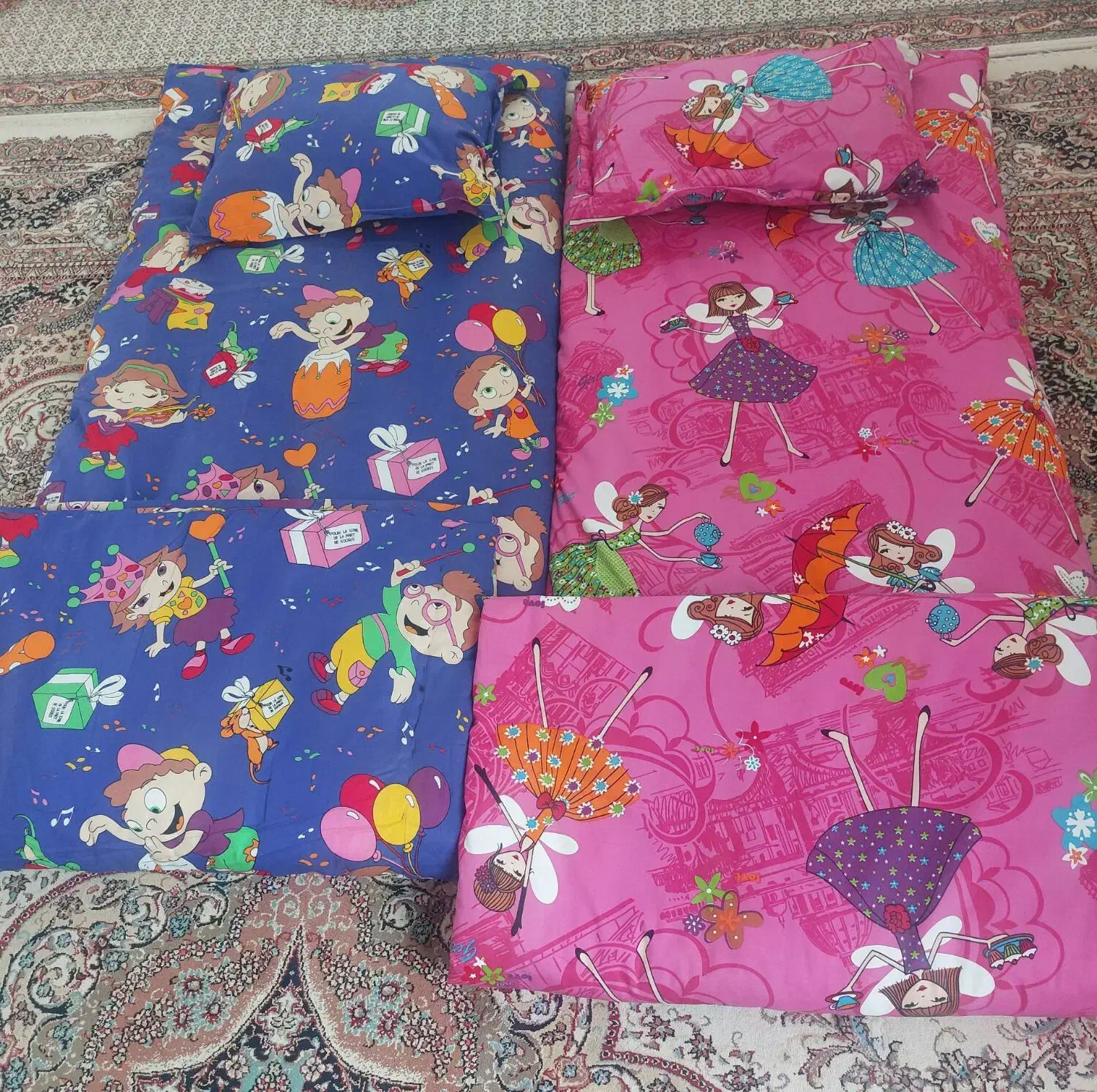 پنج دست تشک ، لحاف و بالشت و دو دست کودکان|رختخواب، بالش، پتو|پارسآباد, |دیوار