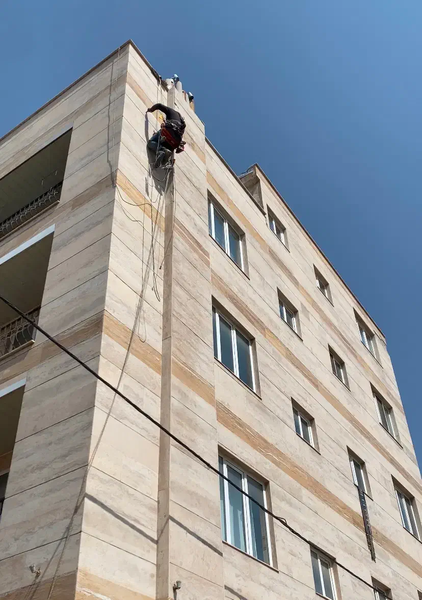 کار با طناب در ارتفاع پیچ رولپلاک نما آب بندی نانو|خدمات پیشه و مهارت|اهواز, ناحیه صنعتی کارون|دیوار