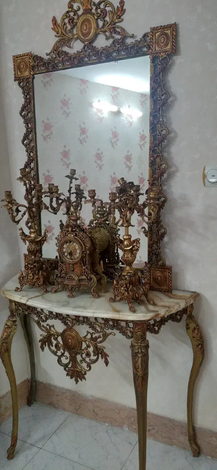 آینه و شمعدان و ساعت|آینه|پیشوا, |دیوار