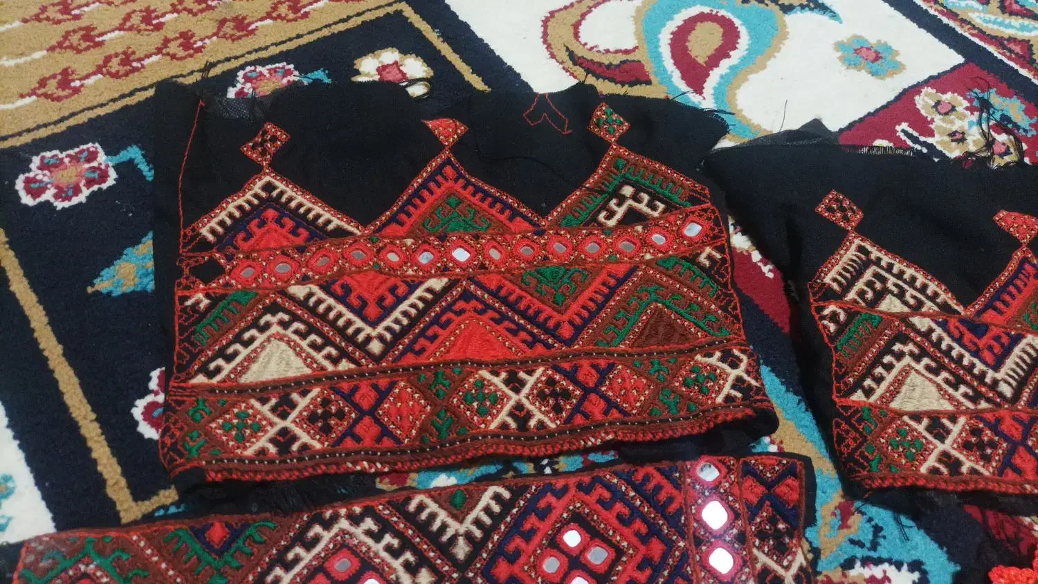 زیاستین|لباس|خاش, |دیوار