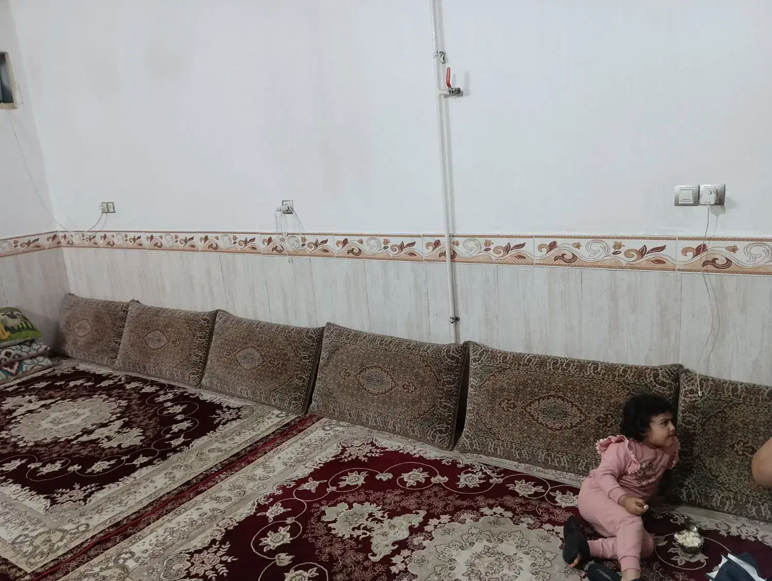 پشتی دست دوم|پشتی|گلستان (تهران), |دیوار