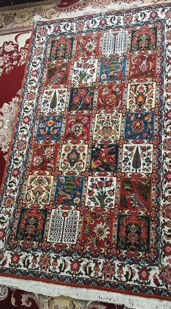 قالیچه دستبافت به صورت کاملاً دستی در محیط خانه|فرش|سامان, |دیوار