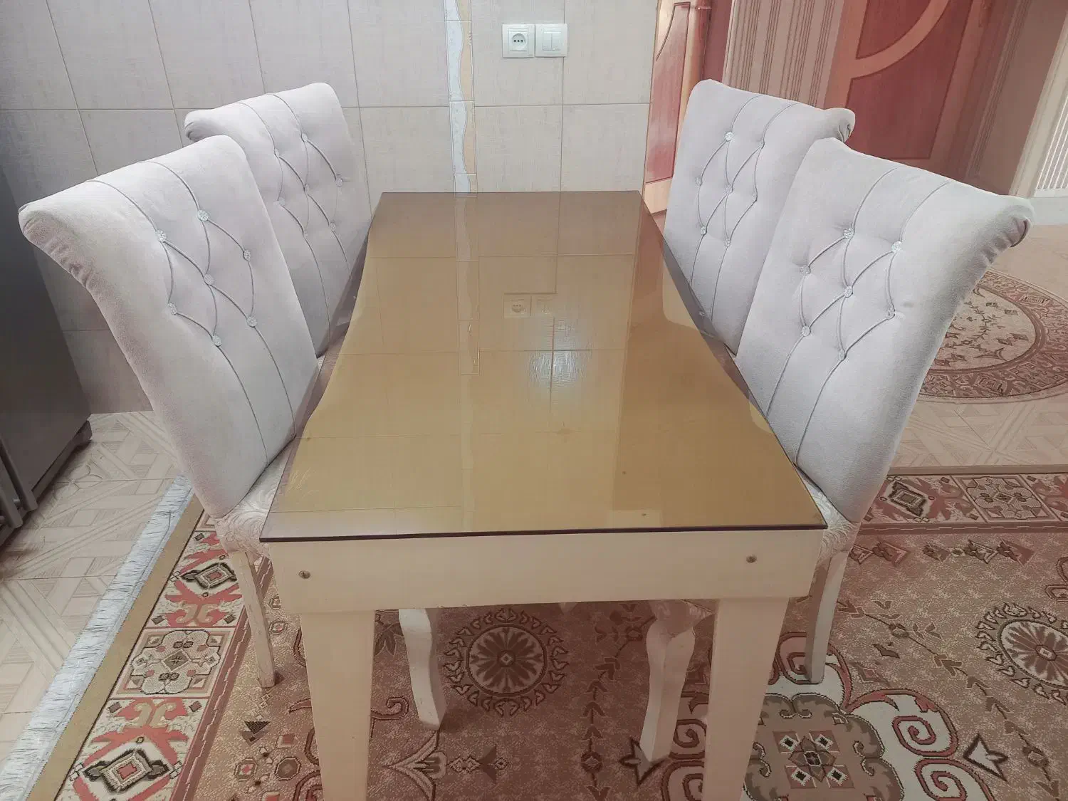 میز ناهارخوری ۴ نفره|میز و صندلی غذاخوری|پیر بکران, |دیوار