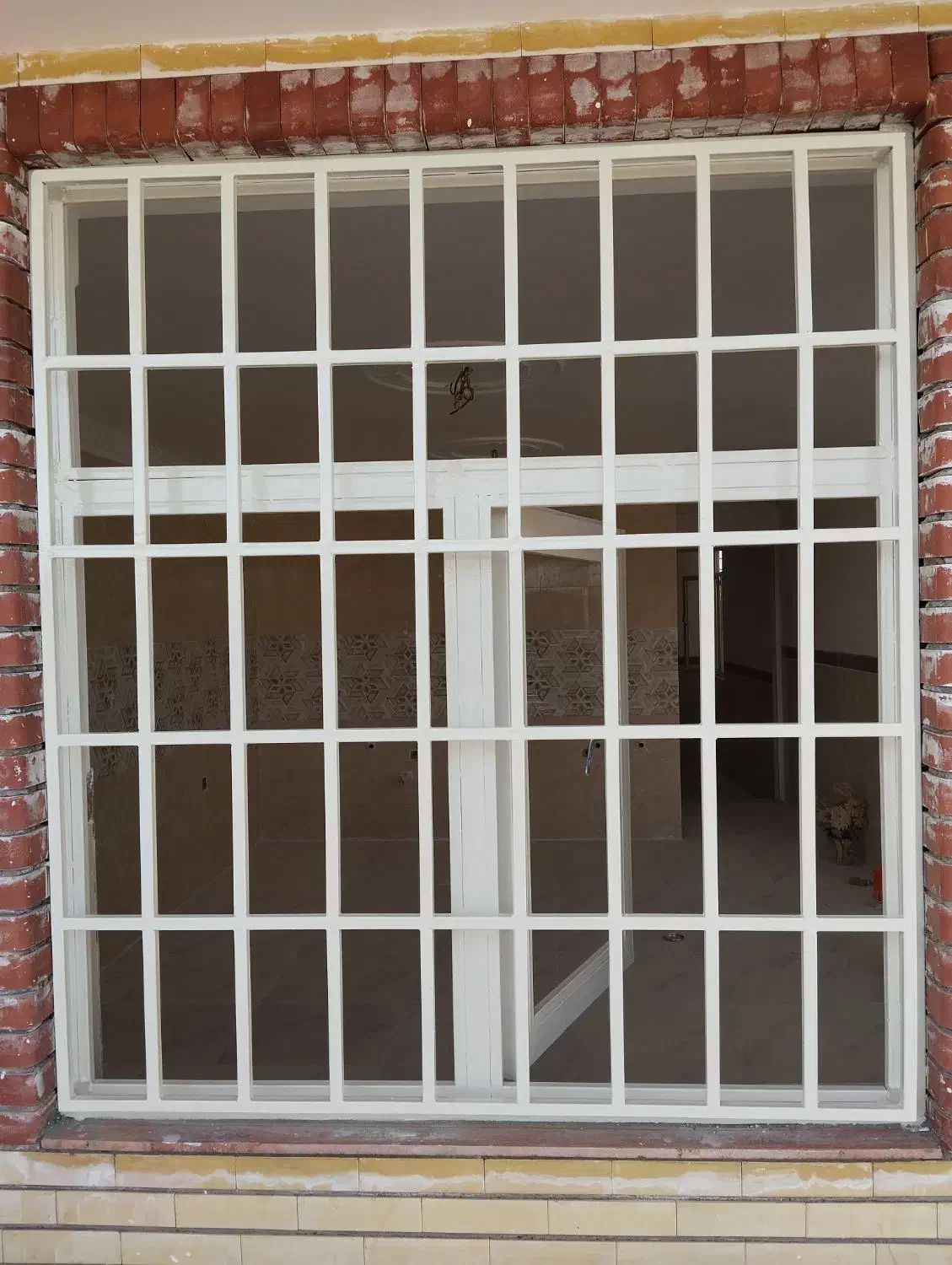 رنگ آمیزی دروپنجره فلزی نقاشی ساختمان ودرهای آهنی|خدمات پیشه و مهارت|کرمان, |دیوار