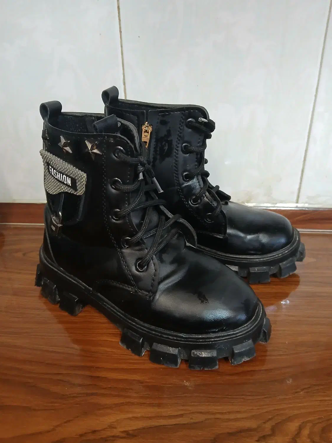 پوتین تروتمیز|کفش و لباس بچه|آستانه اشرفیه, |دیوار