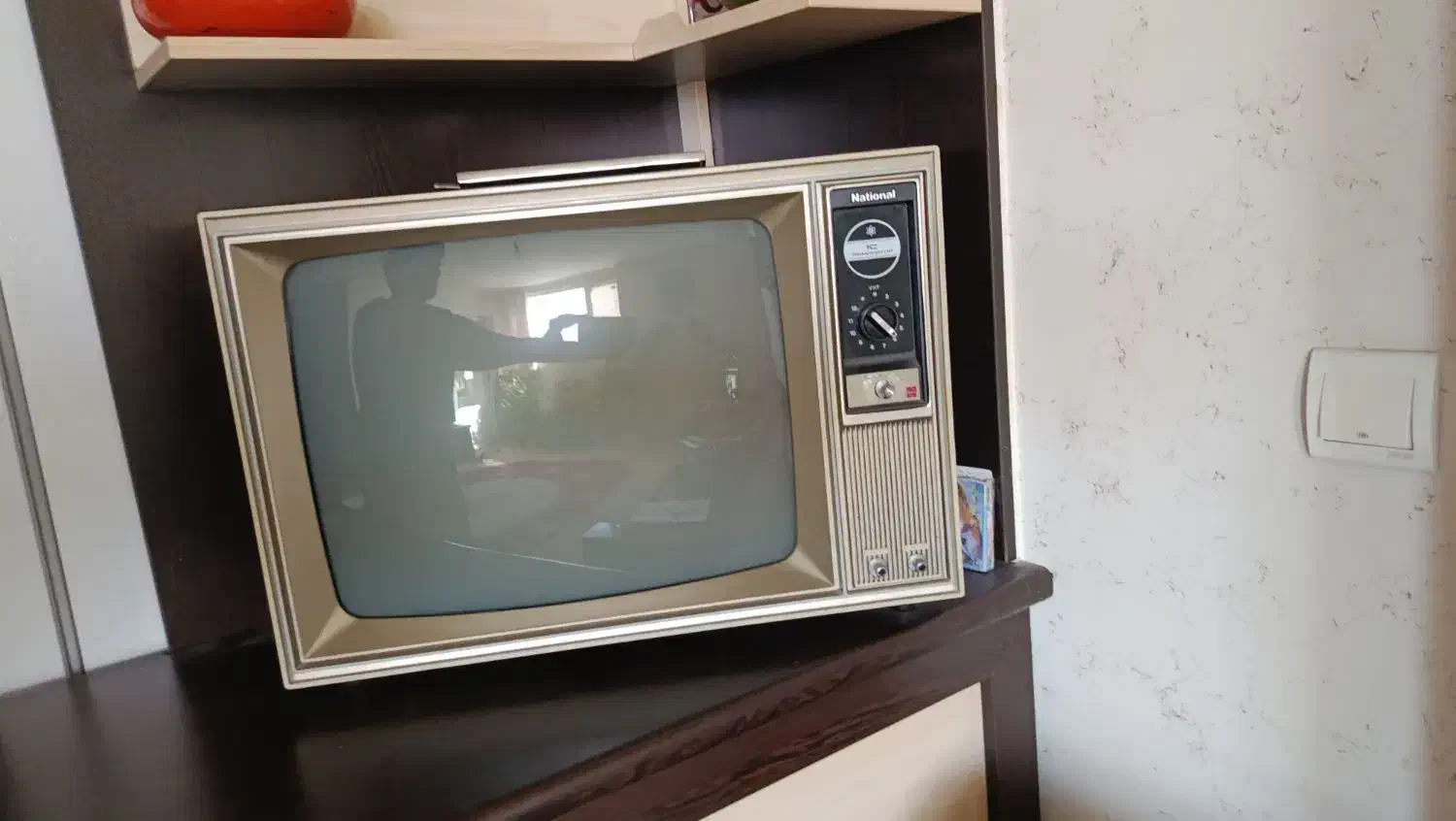 تلویزیون قدیمی ناسیونال|تلویزیون و پروژکتور|صدرا-فارس, فاز ۱|دیوار