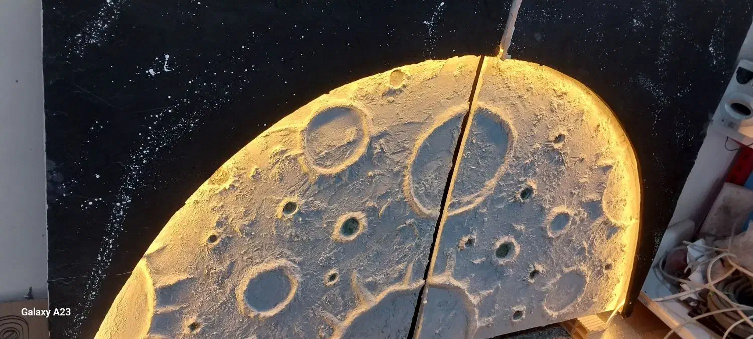 نقش برجسته ماه|تابلو، نقاشی، عکس|ساوه, |دیوار