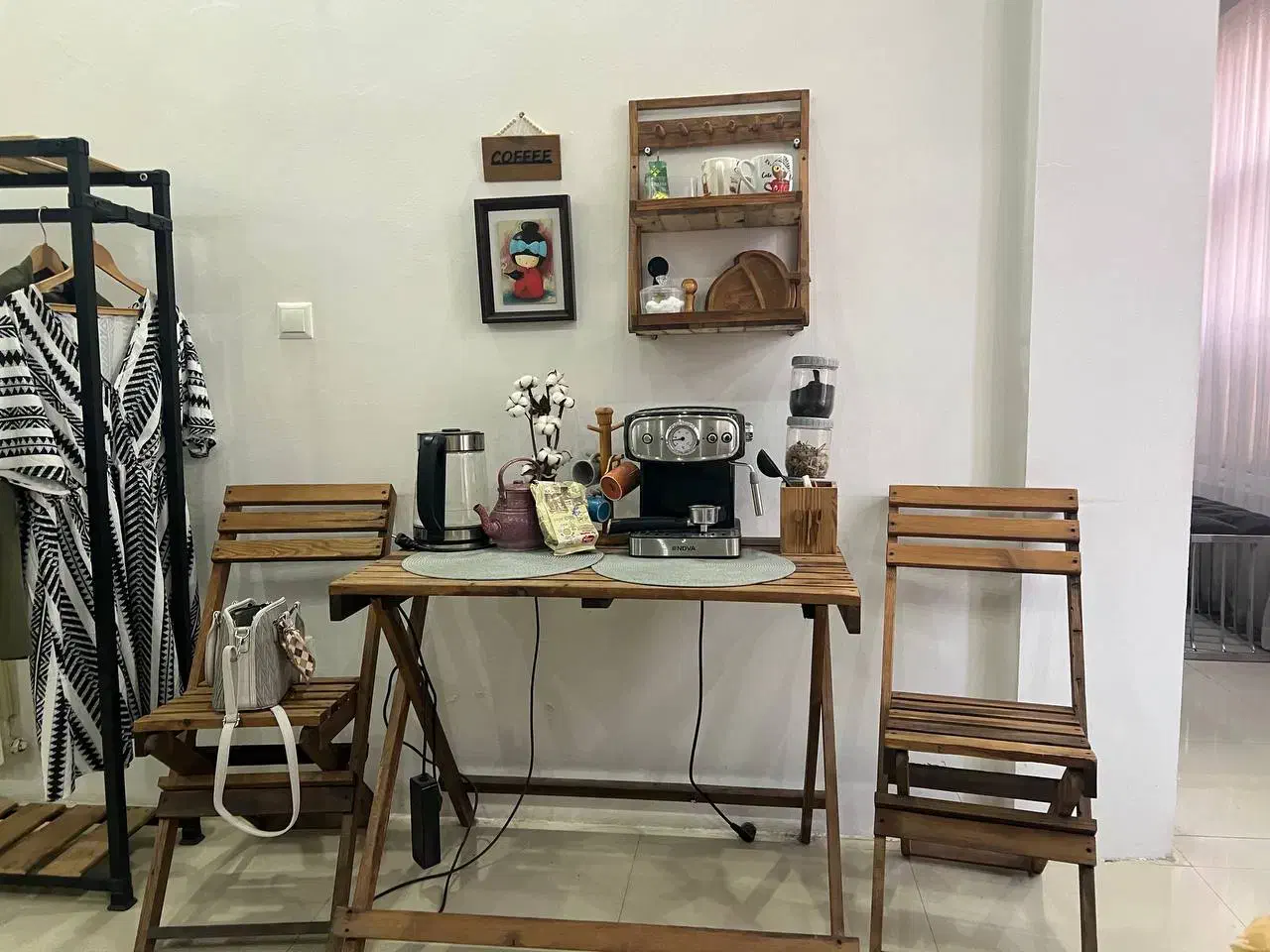 کافی بار چوبی به علاوه دو صندلی و استند دیواری|بوفه، ویترین، کنسول|نوشهر, |دیوار