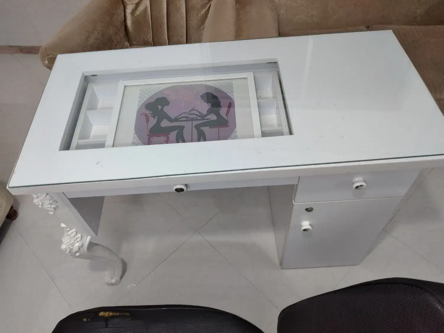 ۱ عدد میز ناخن کاری|آرایشگاه و سالن‌های زیبایی|بابل, |دیوار