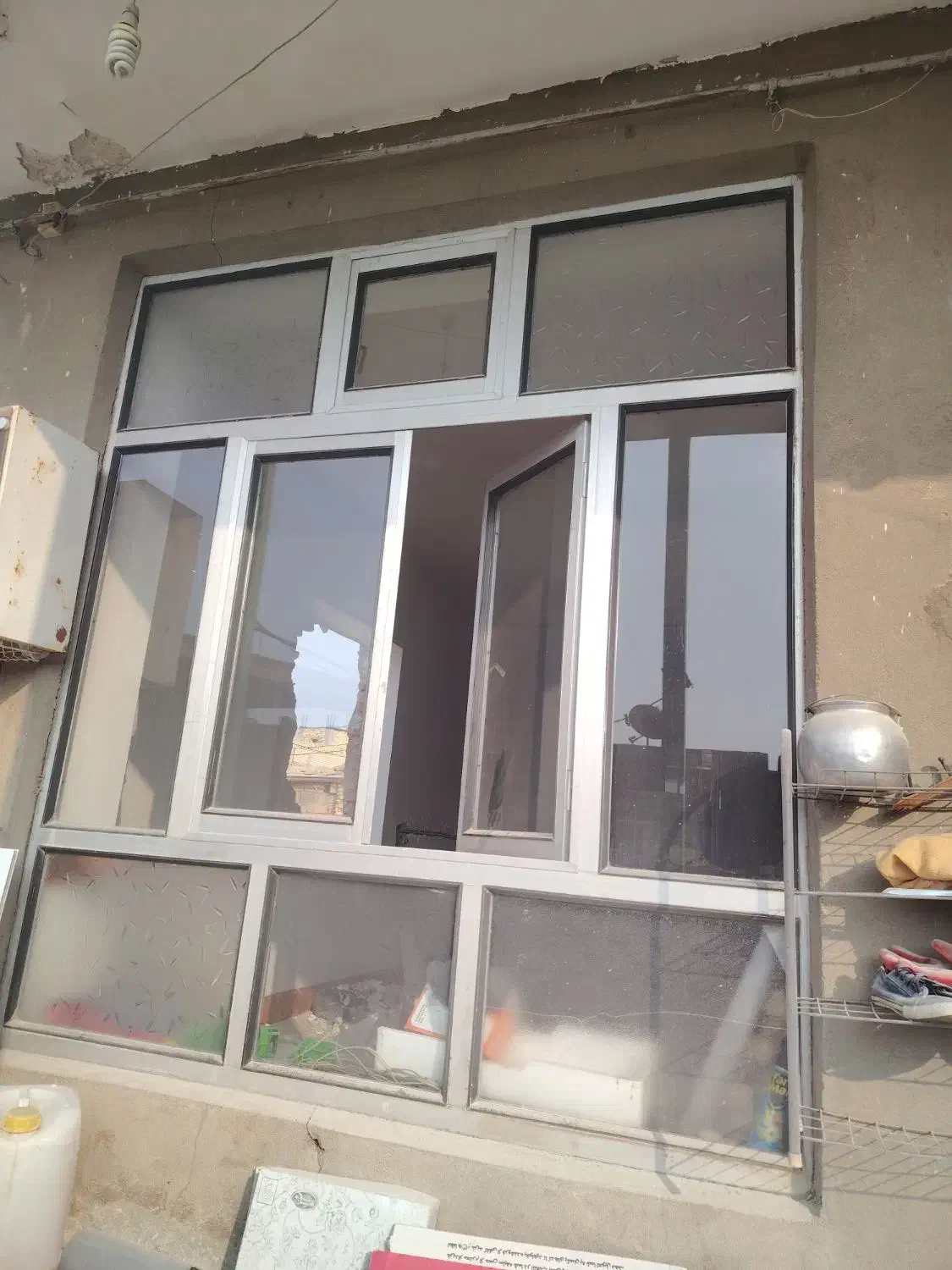 درب قدیمی المنیوم قدیمی وسفید یخچالی|مصالح و تجهیزات ساختمان|خلیفان, |دیوار