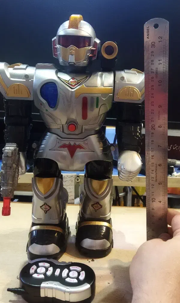 ربات آدم آهنی کنترلی در حد نو اورجینال|اسباببازی|تهران, وحیدیه|دیوار
