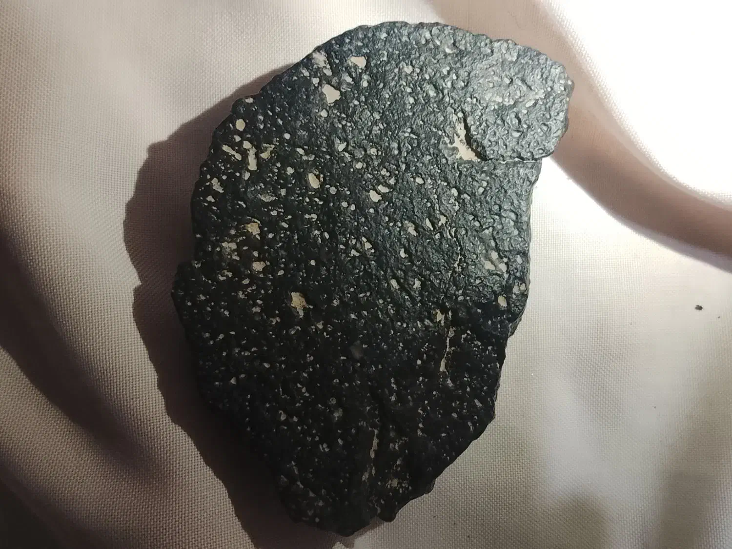 سنگ‌ مشکوک به شهاب سنگ|کلکسیون اشیاء عتیقه|زاهدان, |دیوار