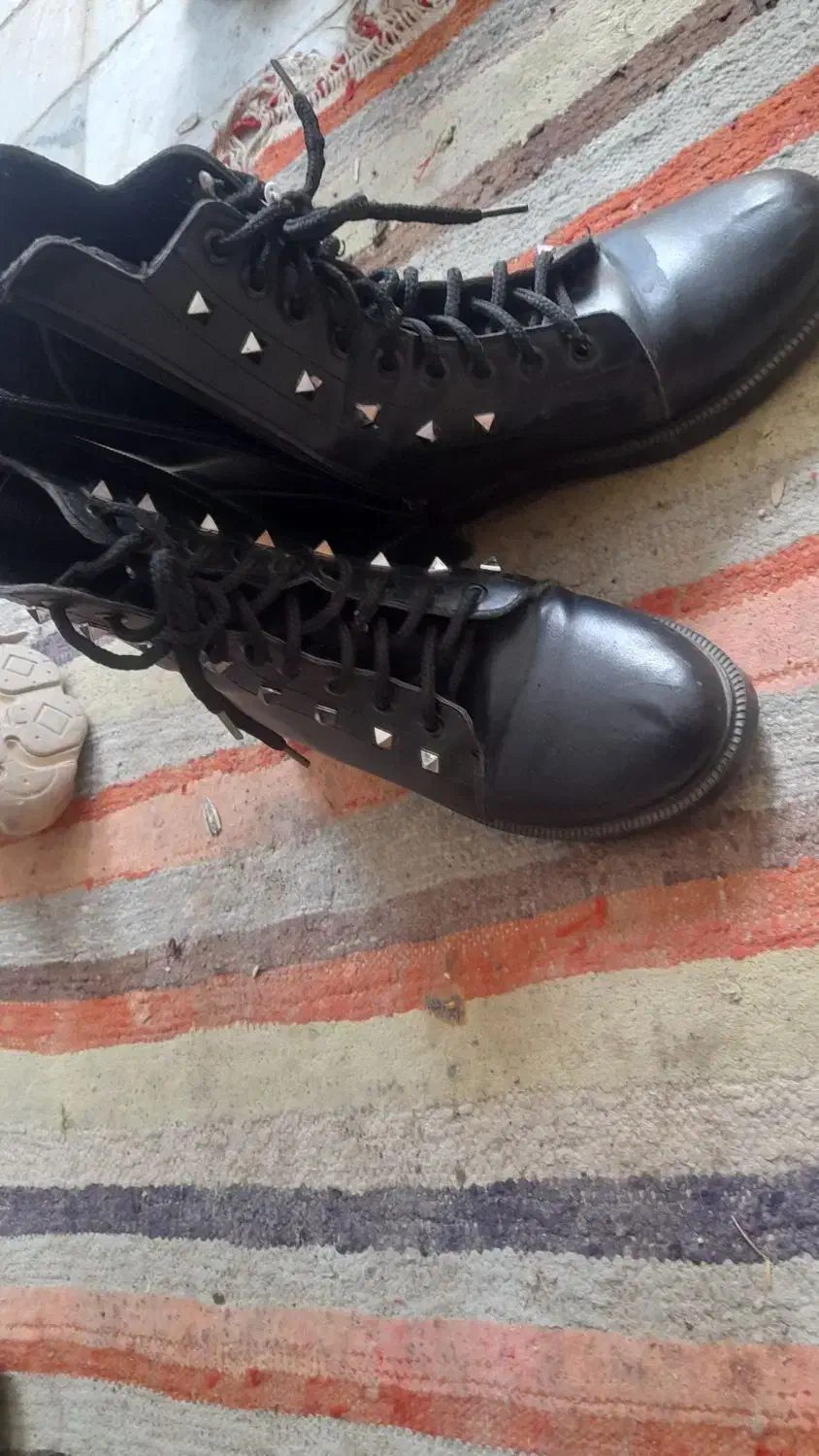 بوت ۲۰۰|کیف، کفش، کمربند|درمیان, |دیوار