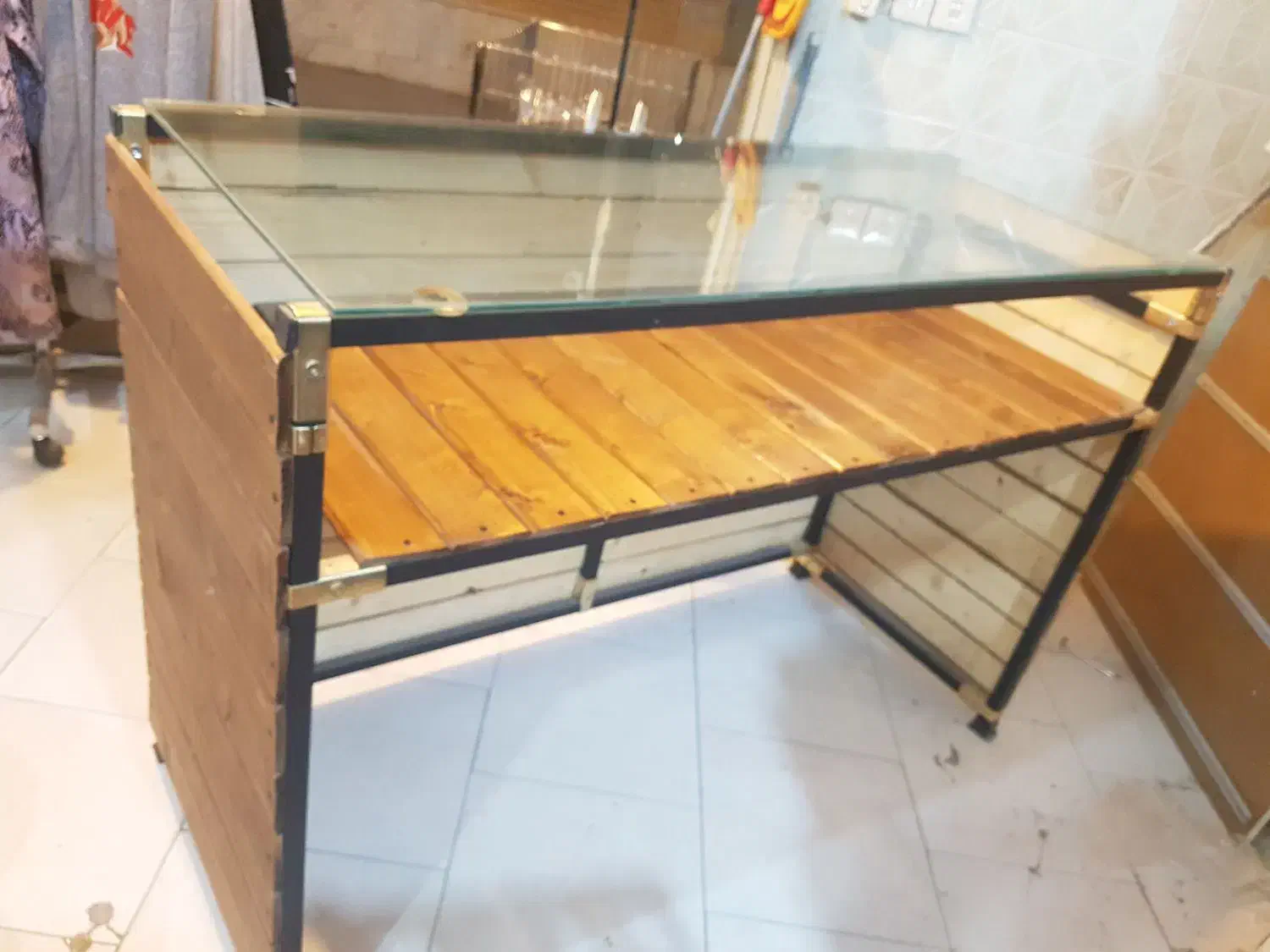 میز ویترین چوبی|فروشگاه و مغازه|فولادشهر, B2|دیوار