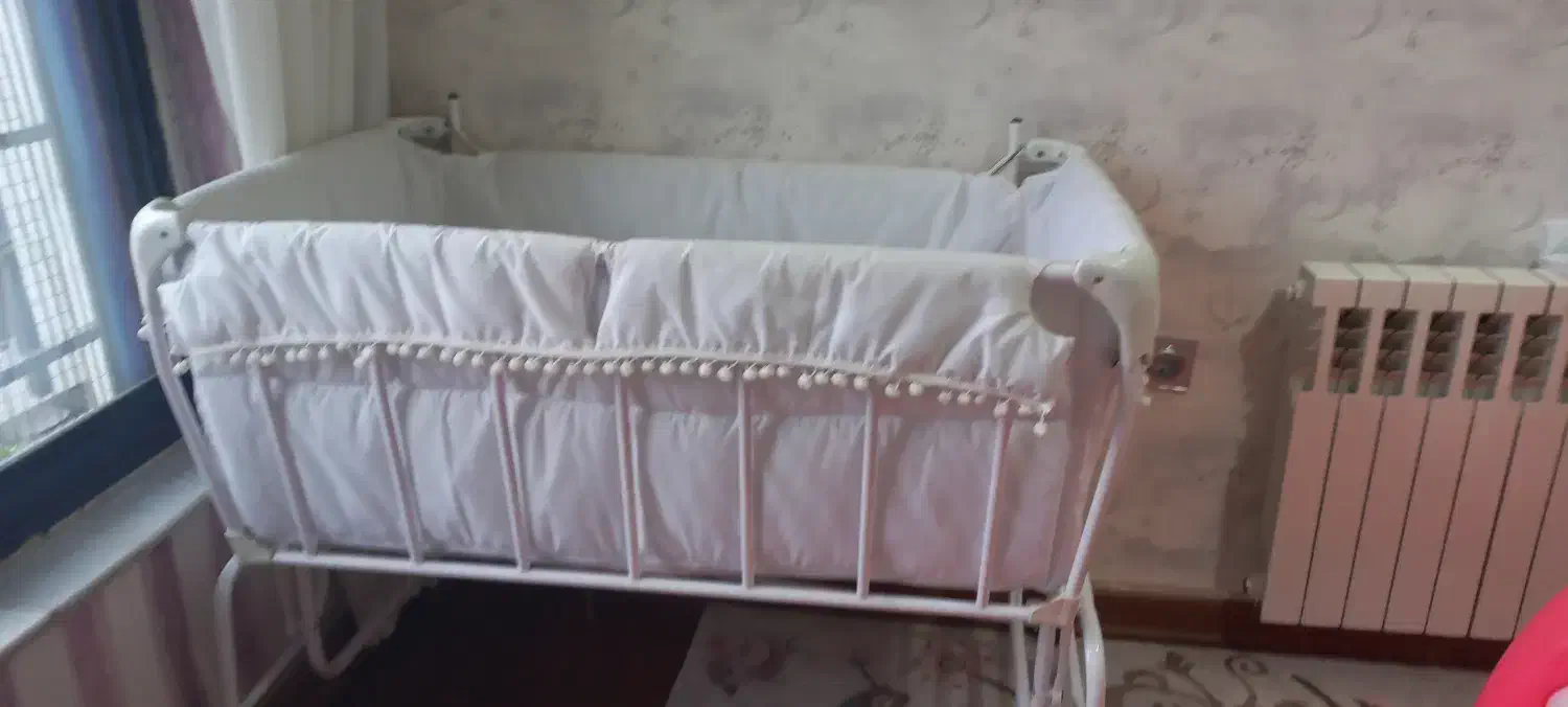 تخت و گهواره کنار مادر کاملا سالم|تخت و صندلی بچه|رشت, نامجو|دیوار