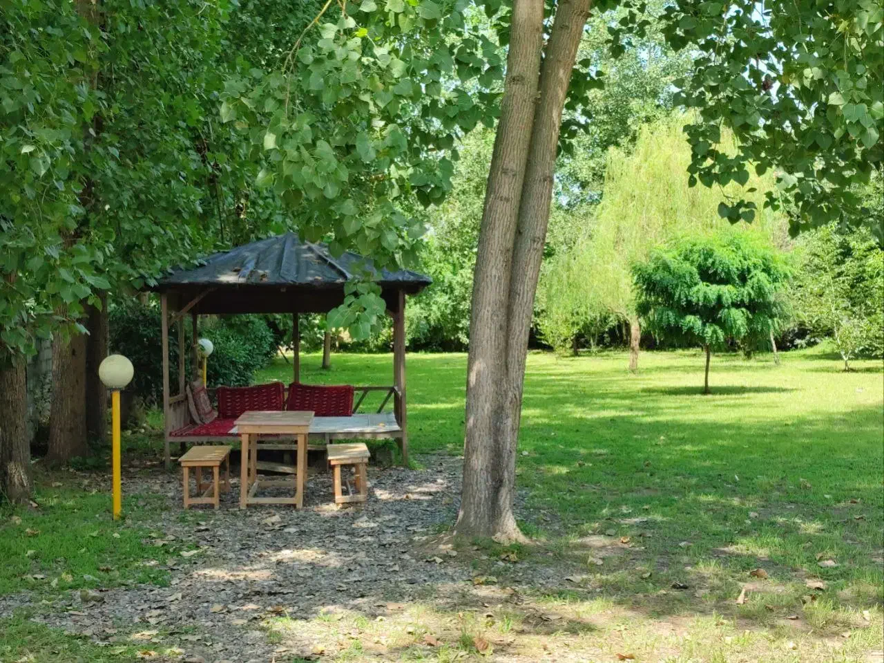 ویلاباغ دربست با رودخانه اختصاصی|اجارهٔ کوتاه‌مدت ویلا و باغ|رشت, بوسار|دیوار