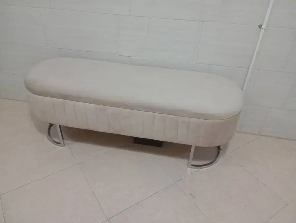 تخت و آیینه قدی|آرایشگاه و سالن‌های زیبایی|قائن, |دیوار