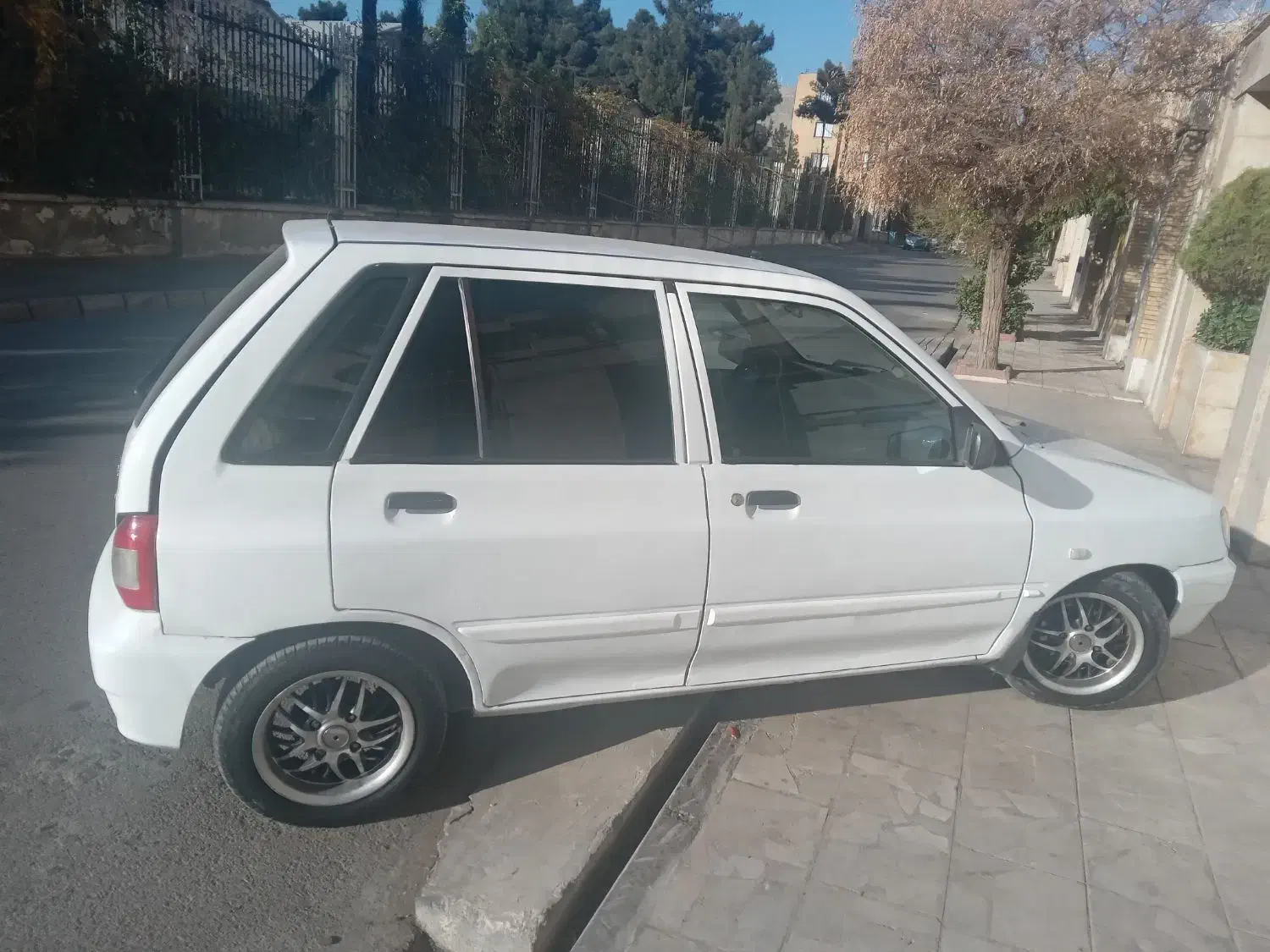 پراید 111sx سفید استثنایی .زیر پا عالی.|خودرو سواری و وانت|مشهد, شهید فرامرز عباسی|دیوار
