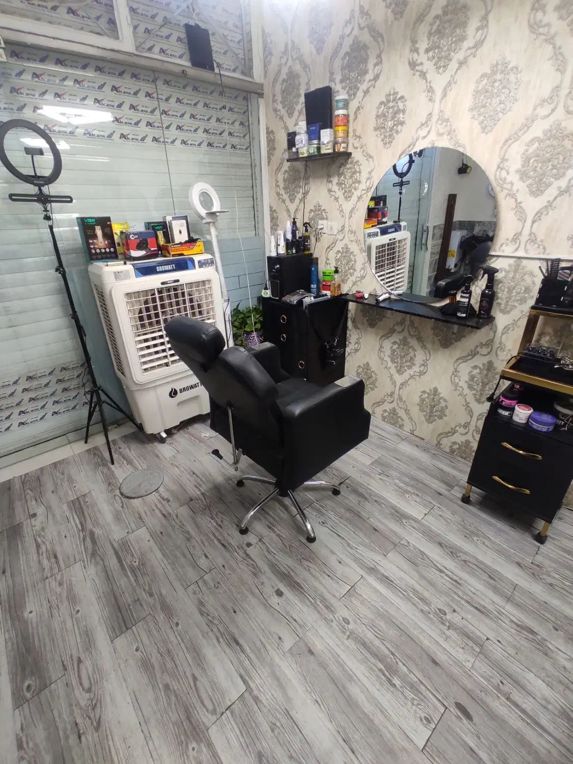 نیازمند همکار آرایشگر مردانه هستیم|استخدام درمانی، زیبایی، بهداشتی|مشهد, طلاب|دیوار