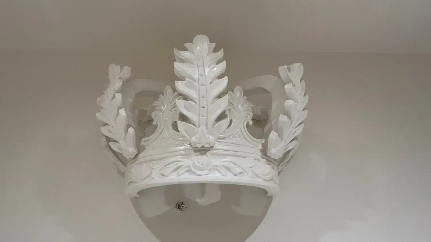 تاج سلطنتی بالای سر تخت|مبلمان خانگی و میز عسلی|قزوین, |دیوار