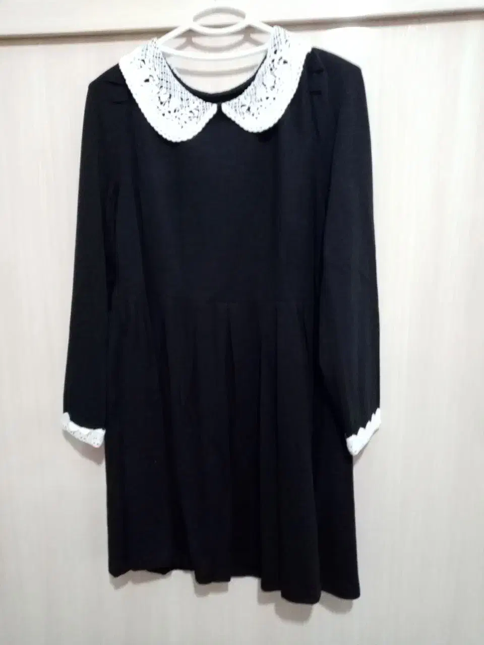 تعدادی لباس نو|لباس|میاندوآب, |دیوار