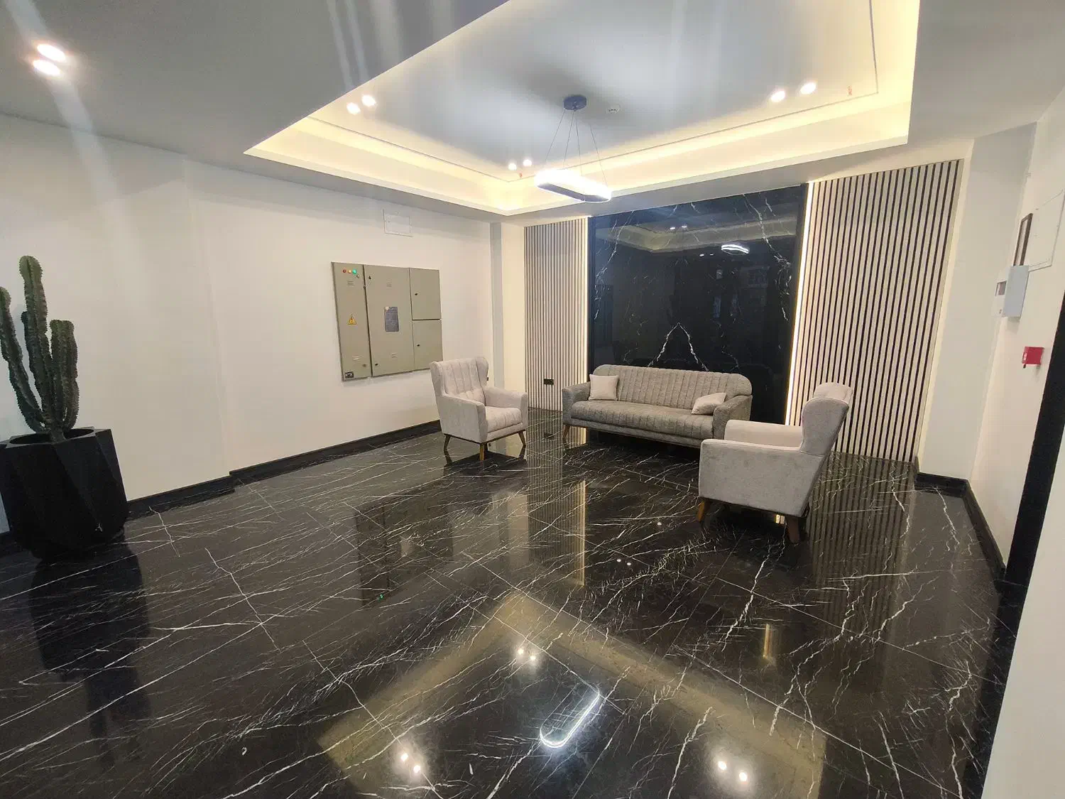 آپارتمان ۱۳۰ متر * شاهکار * «کلیدنخورده ' غرق نور»