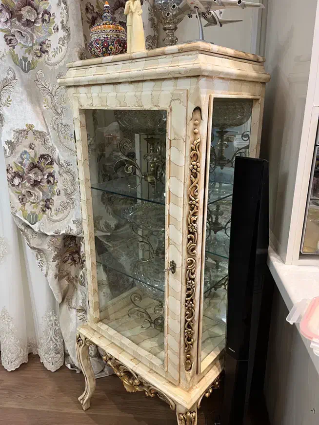 ویترین چوبی پایه بلند|بوفه، ویترین، کنسول|تهران, حکمت|دیوار