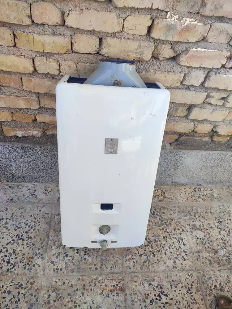 یک عدد یخچال تمیز و آبگرمکن سالم دیواری|یخچال و فریزر|شیراز, محراب|دیوار