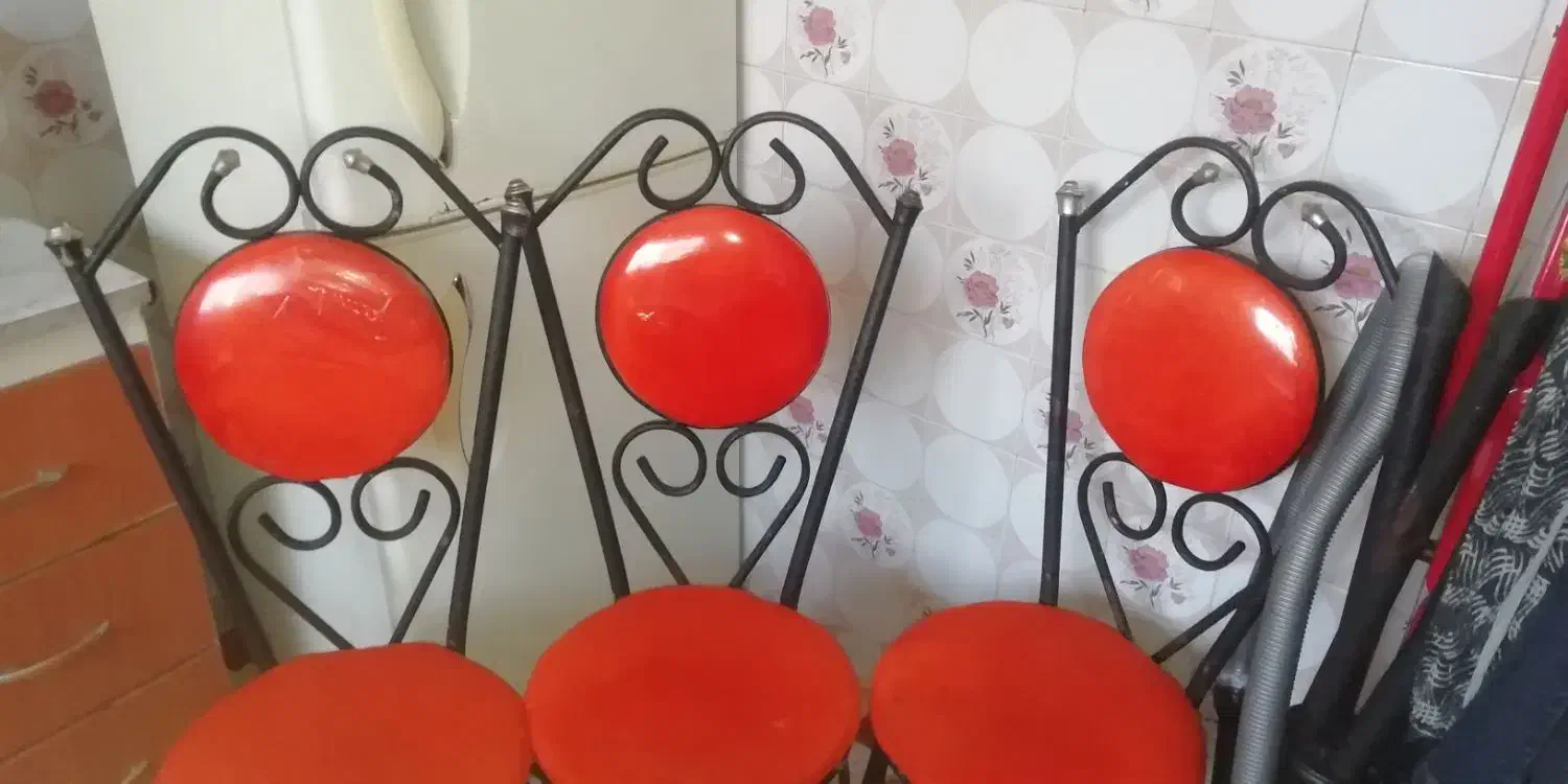 سه عدد صندلی|صندلی و نیمکت|رشت, کوی طالقانی|دیوار