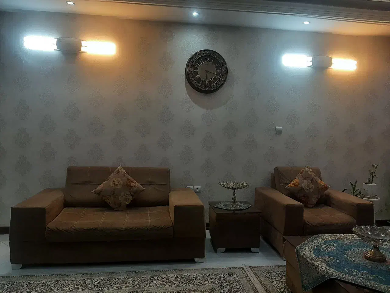 مبل راحتی ۷ نفره در حد نو و نیز بزرگ و ۲ عسلی|مبلمان خانگی و میز عسلی|ری, دیلمان|دیوار