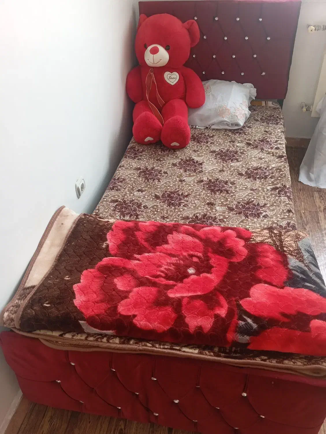 تخت یکنفره دخترانه بسیار زیبا  با تشک|تخت و سرویس خواب|سیاهکل, |دیوار