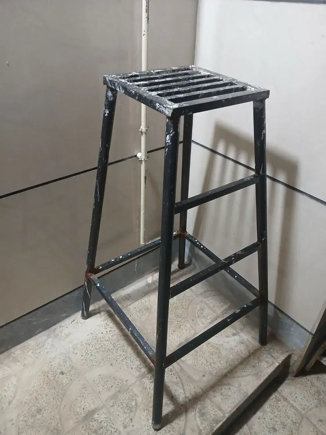 چهار پایه اهنی|صندلی و نیمکت|اقبالیه, |دیوار