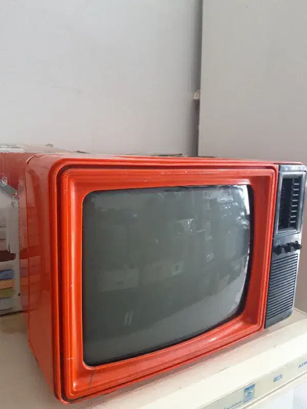 تلوزیون قدیمی|کلکسیون اشیاء عتیقه|صومعه‌سرا, |دیوار