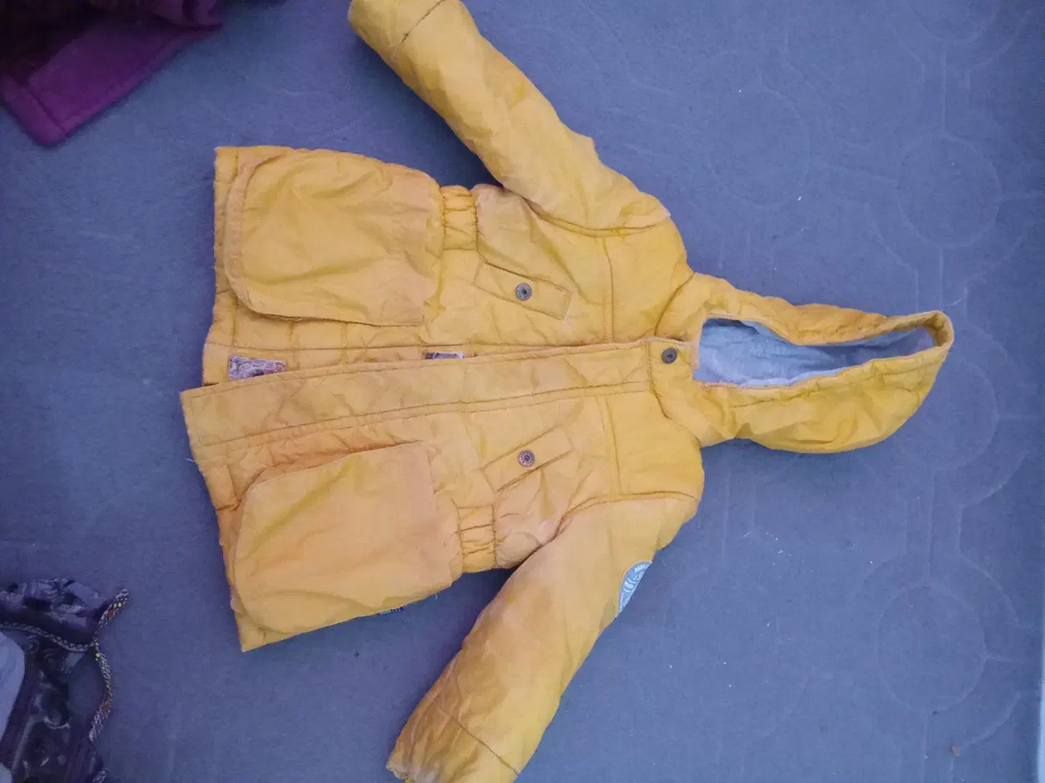 کاپشن|کفش و لباس بچه|تربت جام, جامرود|دیوار