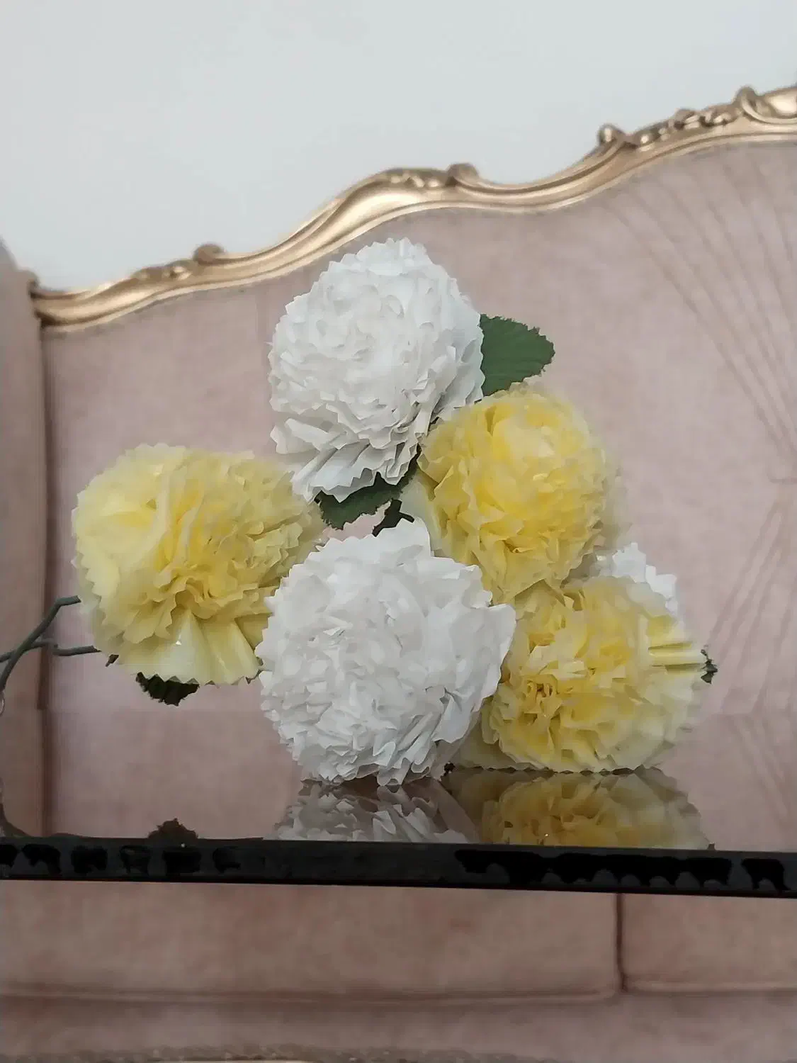 گل مصنوعی میخک و رز و کاج تزیئنیو گل شاخه ای|گل مصنوعی|اصفهان, شفق|دیوار