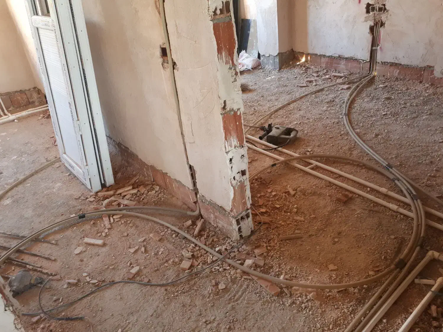 سیم کشی ساختمان و رفع اتصال سیمکش برق کار برقکار|خدمات پیشه و مهارت|ارومیه, |دیوار