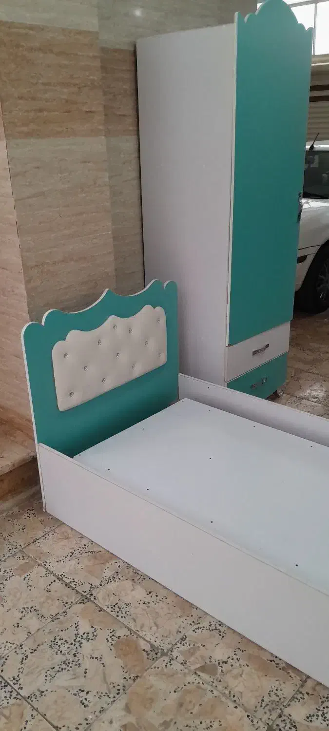 تخت و کمد|تخت و سرویس خواب|صومعه‌سرا, |دیوار