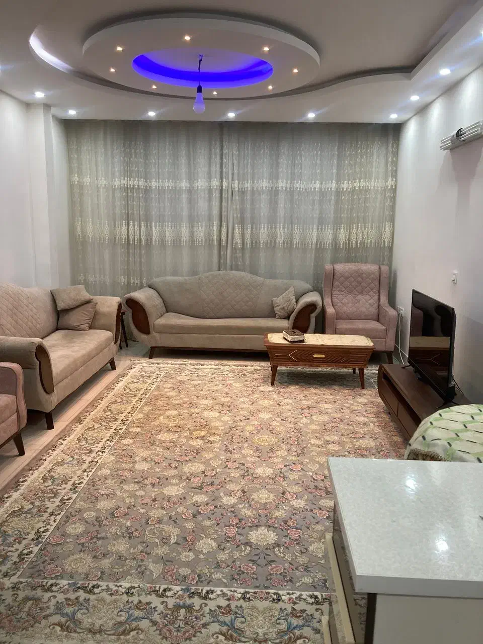 منزل مبله|اجارهٔ کوتاه‌مدت آپارتمان و سوئیت|شیراز, عادل آباد|دیوار